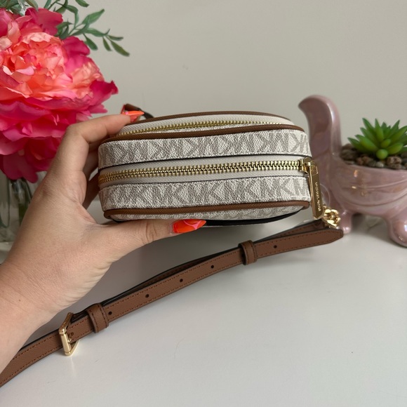 Michael Kors Signature Jet Set Travel Chain Crossbody Vanilla - Picture 3 of 6